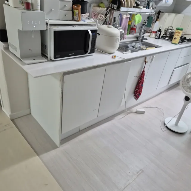 주방 싱크대 ㄱ자 모퉁이 제거로 공간이 넓어진 모습 - 싱크대하부장리폼 페이지의 싱크대확장 소개